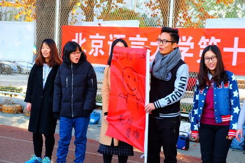 3 学员对设计的队旗进行展示 3 学员对设计的队旗进行展示