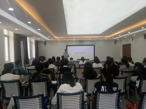 1志愿者参加培训 1志愿者参加培训