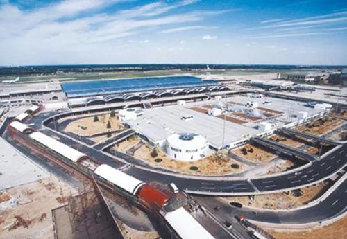 1999年11月刚投入使用的T2航站楼外景 1999年11月刚投入使用的T2航站楼外景