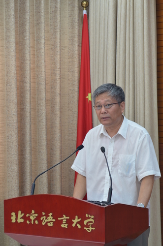 杨光研究员做主旨演讲 杨光研究员做主旨演讲