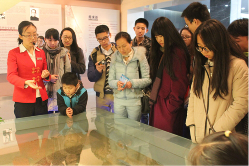 同学们认真聆听讲解员介绍 同学们认真聆听讲解员介绍