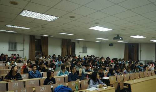 学员们认真听讲 学员们认真听讲