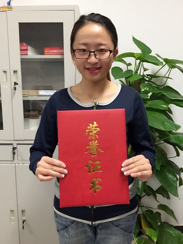 徐妮与奖状 徐妮与奖状