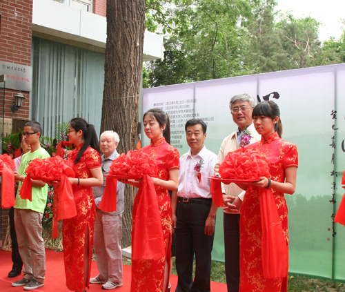 中国书法家协会副主席赵长青、霍明杰副书记等为书法展开幕剪彩 中国书法家协会副主席赵长青、霍明杰副书记等为书法展开幕剪彩