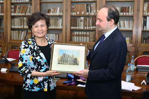 图片二:许琳主任与圣心大学Anellli校长交换礼物-001 图片二:许琳主任与圣心大学Anellli校长交换礼物-001