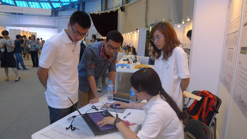 图3. 为参观者详细讲解 图3. 为参观者详细讲解