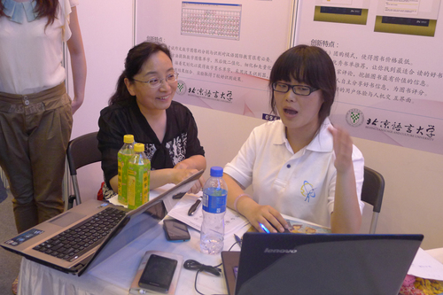 图2. 吕静处长听取我校学生汇报项目内容 图2. 吕静处长听取我校学生汇报项目内容