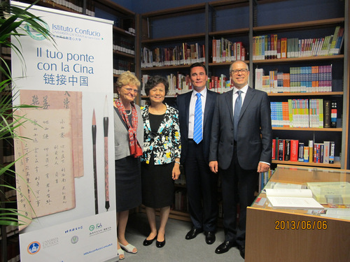 图片三:许琳主任参观圣心大学图书馆国家汉办赠书区-001 图片三:许琳主任参观圣心大学图书馆国家汉办赠书区-001