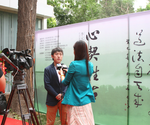 李元森同学接受电视台采访 李元森同学接受电视台采访