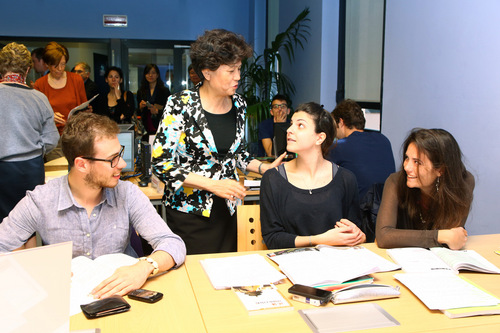 图片四:许琳主任鼓励在圣心大学学习汉语的学生-001 图片四:许琳主任鼓励在圣心大学学习汉语的学生-001