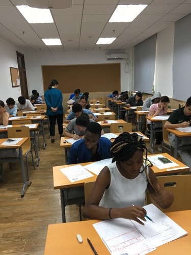 配图1:考场巡考 配图1:考场巡考