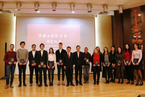 李瑞宇大使、罗平参赞与获奖学生学生合影 李瑞宇大使、罗平参赞与获奖学生学生合影