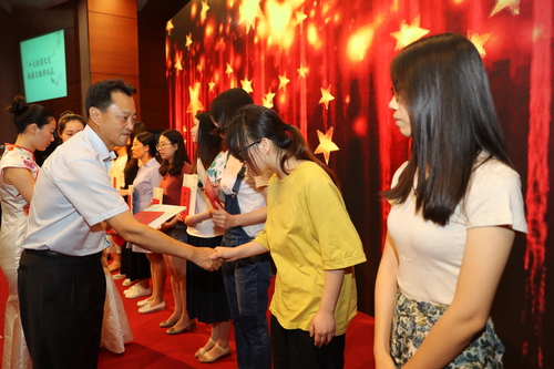 倪海东书记颁发证书 倪海东书记颁发证书