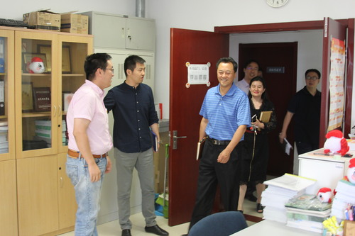 倪书记参观招生就业办公室 倪书记参观招生就业办公室