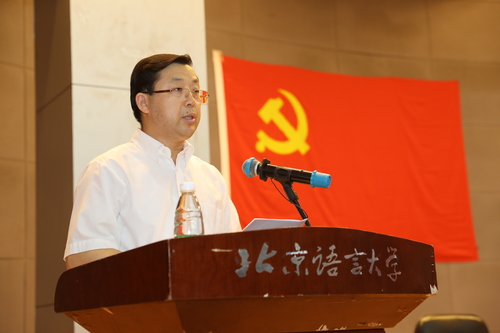 刘利校长宣读表彰决定 刘利校长宣读表彰决定