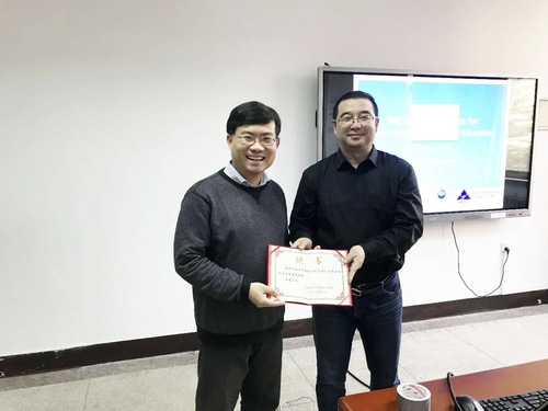 荀恩东院长为徐教授颁发信科院客座教授聘用证书 荀恩东院长为徐教授颁发信科院客座教授聘用证书