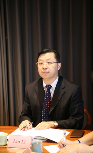 刘校长听取报告 刘校长听取报告