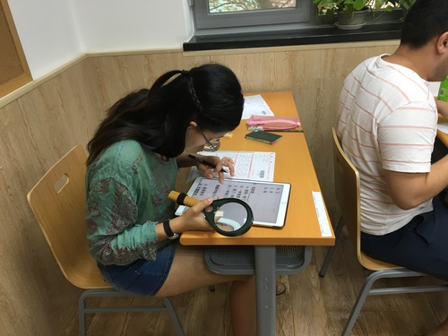 配图2:特殊考生在答题 配图2:特殊考生在答题