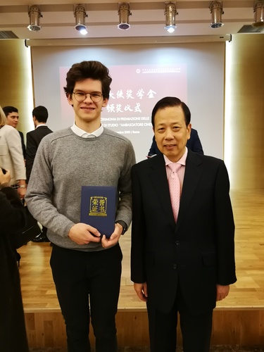 李瑞宇大使给爱马仕颁奖 李瑞宇大使给爱马仕颁奖