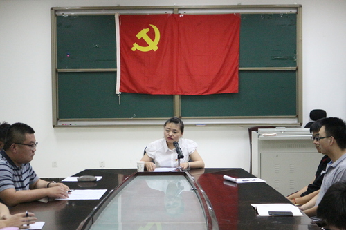 廖燕同学做讲座 廖燕同学做讲座