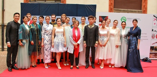 孔院院长与全体学生模特合影 - 复件(1) 孔院院长与全体学生模特合影 - 复件(1)