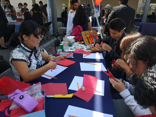 图一孔院教师张瑞教学生剪窗花 图一孔院教师张瑞教学生剪窗花