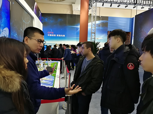 同学们认真聆听现场工作人员对北斗卫星导航系统的介绍 同学们认真聆听现场工作人员对北斗卫星导航系统的介绍