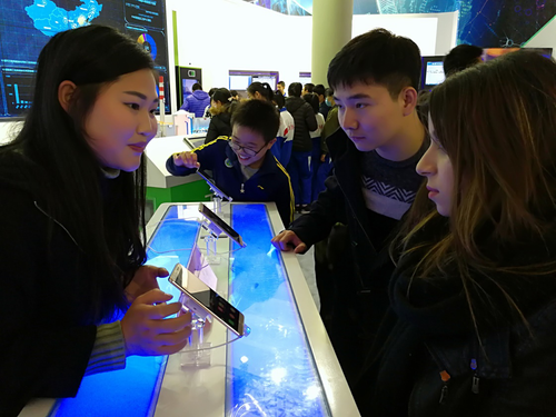 同学们对华为安全手机表现出了浓厚的兴趣 同学们对华为安全手机表现出了浓厚的兴趣