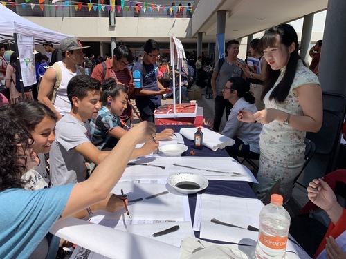 图三孔院教师胡玲芳教学生画竹子 图三孔院教师胡玲芳教学生画竹子