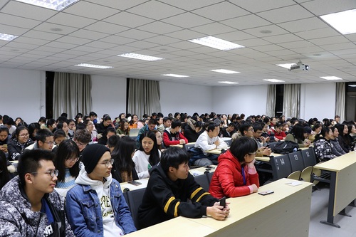 同学们专注聆听 同学们专注聆听