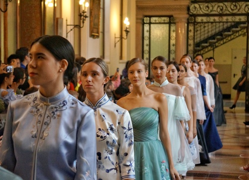 孔院学生模特集体亮相 - 复件(1) 孔院学生模特集体亮相 - 复件(1)