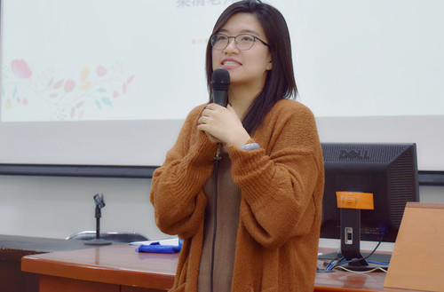 图2 英院辅导员谭佳琳老师主持大会 图2 英院辅导员谭佳琳老师主持大会