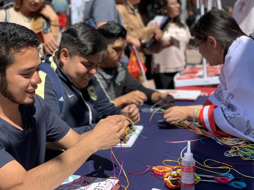 图二孔院教师李智宇教学生编手链 图二孔院教师李智宇教学生编手链
