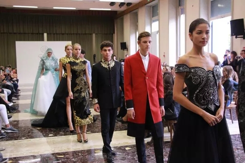 孔院学生模特走秀 - 复件(1) 孔院学生模特走秀 - 复件(1)