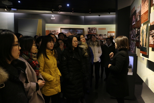 党员认真聆听革命先烈的英勇事迹 党员认真聆听革命先烈的英勇事迹