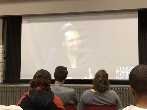 乔治梅森大学分会场观众观看美国前国务卿赖斯女士的现场直播发言 乔治梅森大学分会场观众观看美国前国务卿赖斯女士的现场直播发言