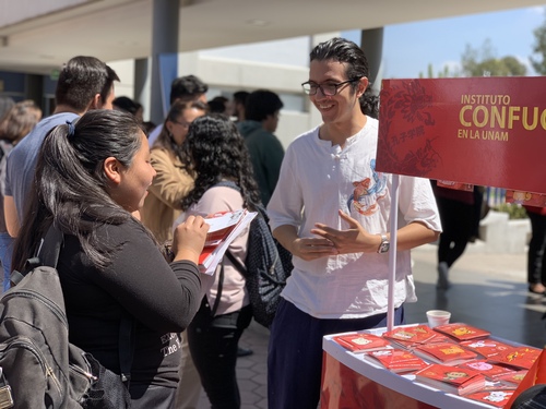 图四孔院志愿者奥斯卡向来往人群宣传孔院 图四孔院志愿者奥斯卡向来往人群宣传孔院