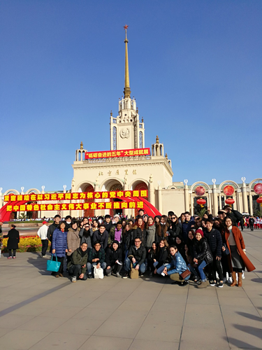 全体教师和同学在北京展览馆 全体教师和同学在北京展览馆