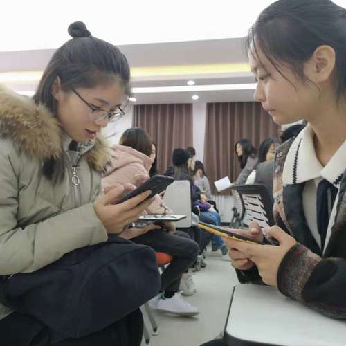 图4 学生交流 图4 学生交流