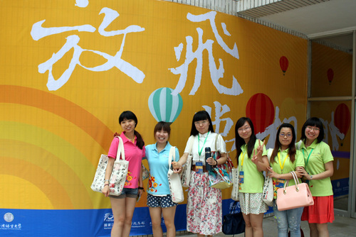 培训学员在逸夫楼弧形墙合影 培训学员在逸夫楼弧形墙合影