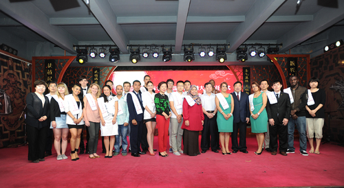 首批中国文化传播大使与领导嘉宾合影 首批中国文化传播大使与领导嘉宾合影
