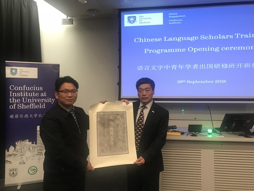 肖航向中国驻曼城领馆赠送礼物 肖航向中国驻曼城领馆赠送礼物