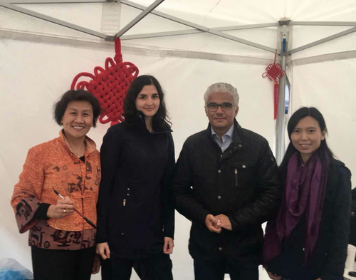 波恩市长Ashok Sridharan先生(右二)、书法家唐红老师(左一)及波恩孔院工作人员 波恩市长Ashok Sridharan先生(右二)、书法家唐红老师(左一)及波恩孔院工作人员