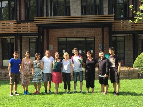 与上海戏剧学院老师合影留念 与上海戏剧学院老师合影留念