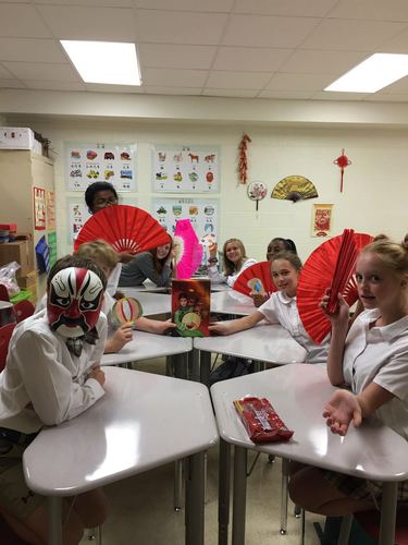 中学生在学扇子舞 中学生在学扇子舞