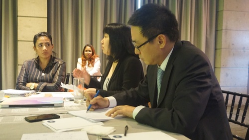 图三 孙文访博士介绍美国教学情况 图三 孙文访博士介绍美国教学情况