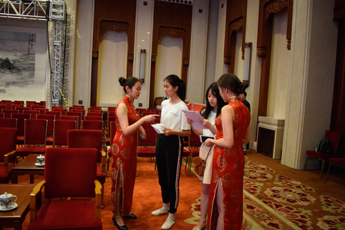 志愿者与会场工作人员对接 志愿者与会场工作人员对接