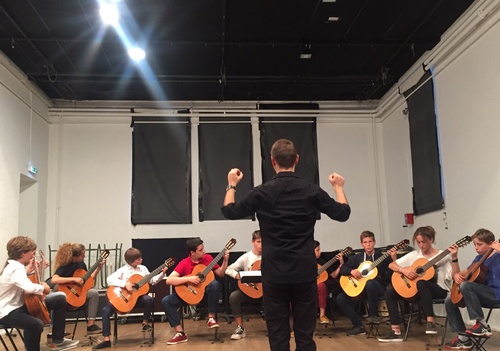 当地学生古典吉他演奏 当地学生古典吉他演奏