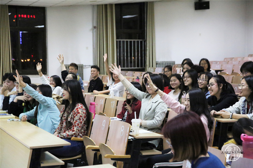 2观众踊跃举手提问 2观众踊跃举手提问