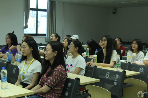 认真听讲座的观众 认真听讲座的观众